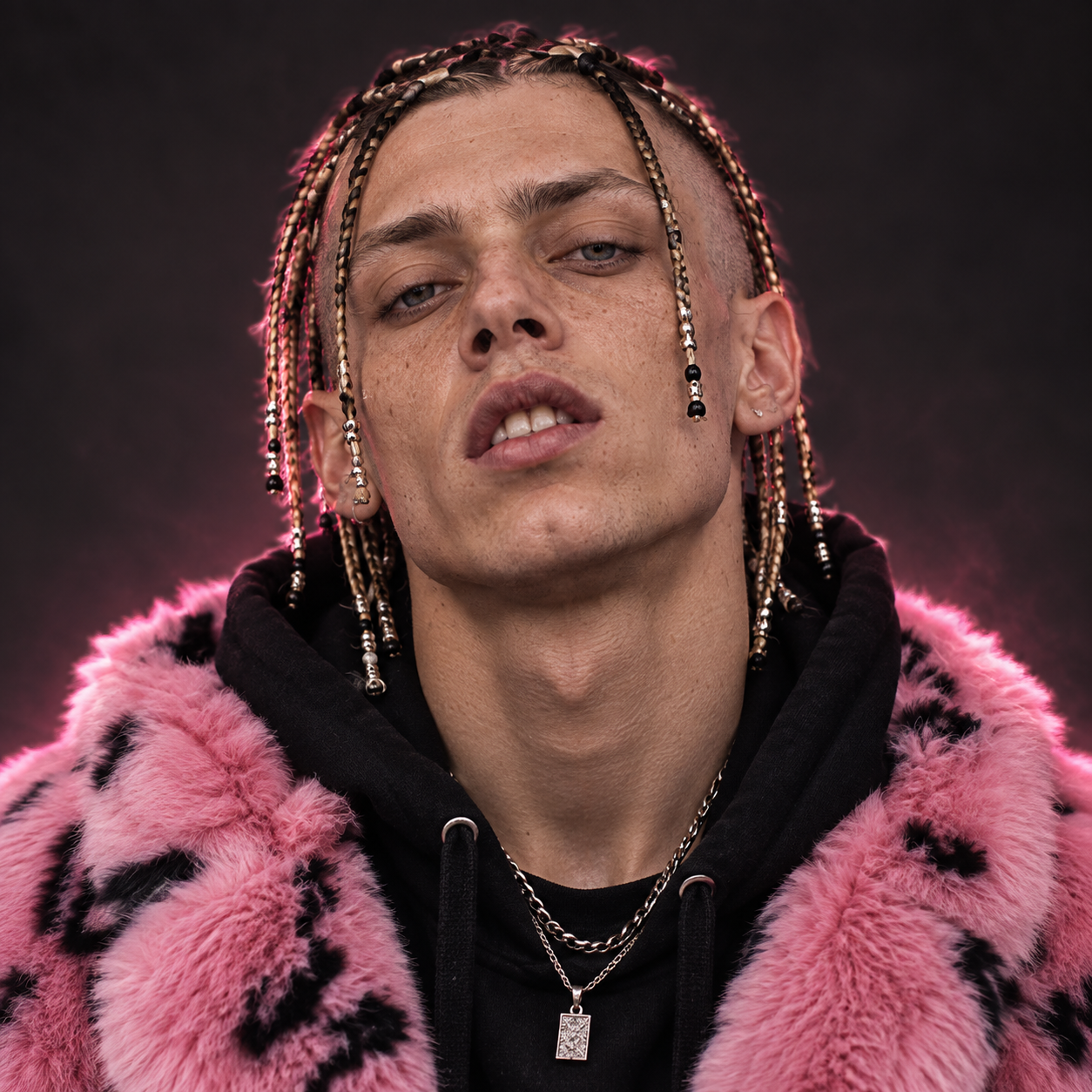 Retrato oficial de BLOND_À NU, con trenzas y abrigo rosa